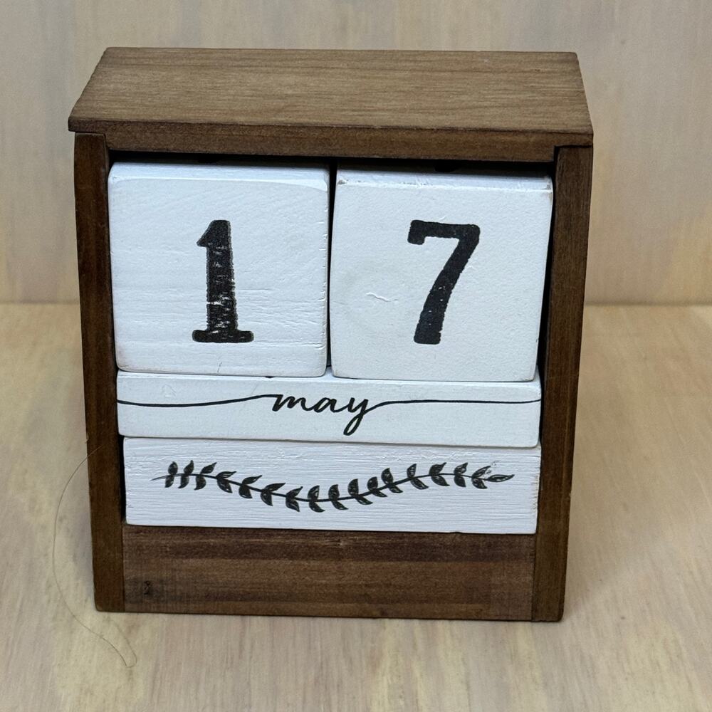 Decocrated Wooden White Block Changeable Desk Calendar